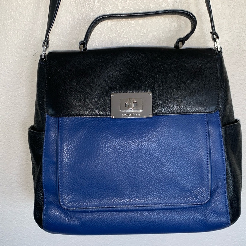 MICHAEL KORS flap bag, shoulder strap black/blue pebbled leather, top handle EUC